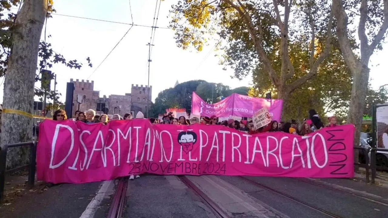 Corteo contro la violenza di genere: in migliaia nelle strade di Roma per dire "No al patriarcato"