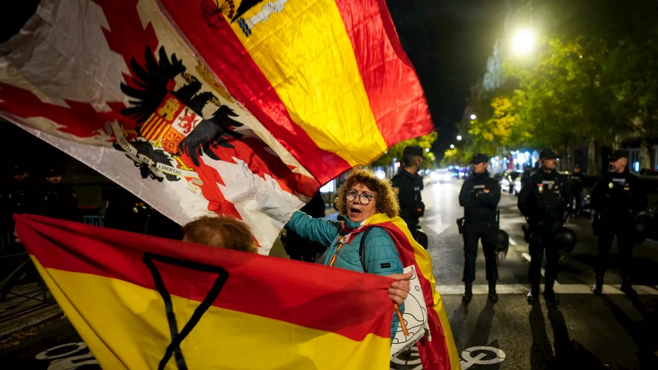 El Gobierno analiza si la protesta de Falange en Ferraz fue contraria a la Ley de Memoria Democrática