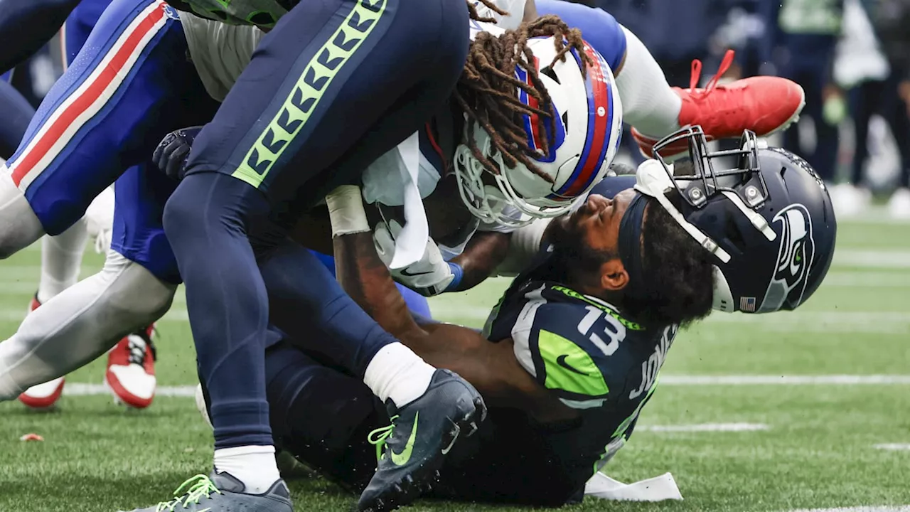 'Dude's a Stud': Julian Love Credits Ernest Jones For Seahawks' Run Game Improvement