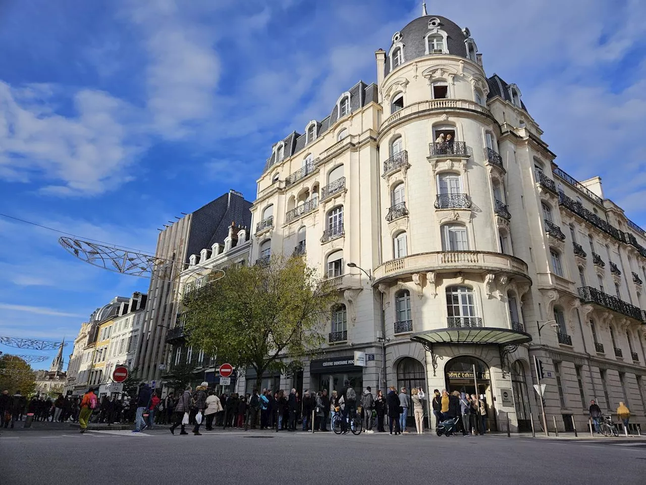 « J’étais là à l’ouverture et c’était déjà la folie » : à Pau, la frénésie autour du vide hôtel du Continental, le dernier établissement Belle Époque de la ville