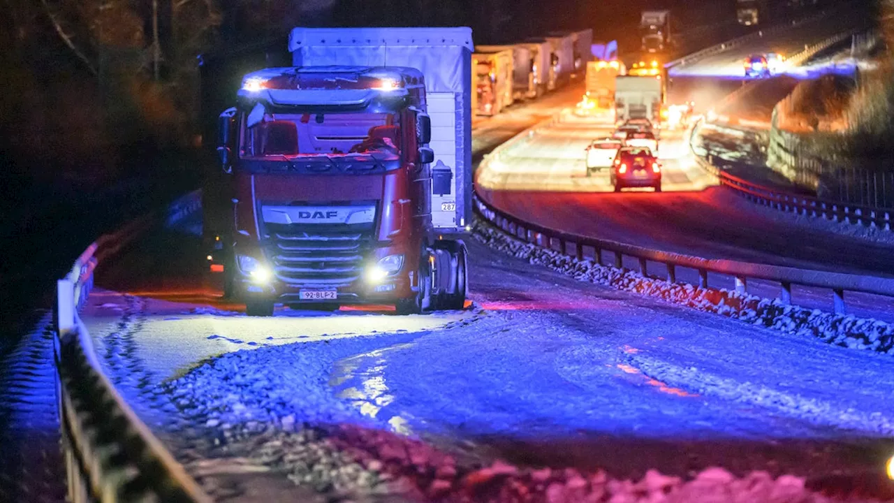 Lastbilar bakom nya snökaoset på E22