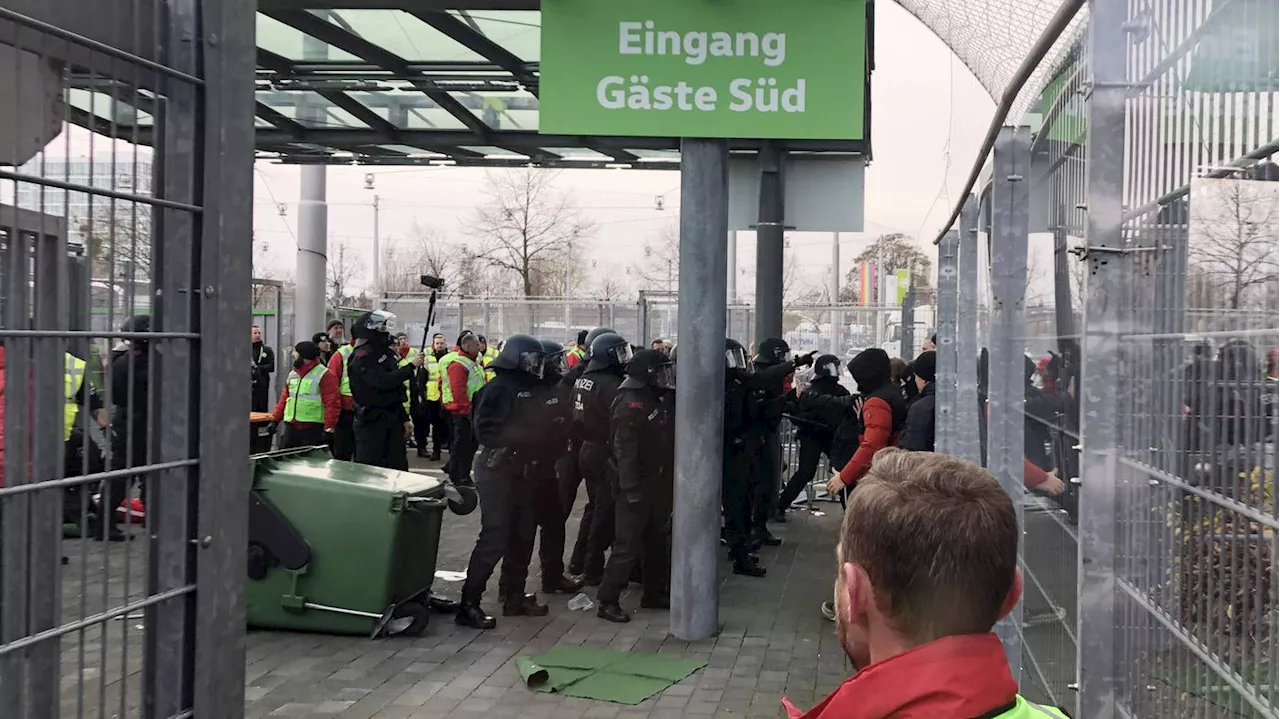 Berliner verlieren 0:1 in Wolfsburg: Auseinandersetzung zwischen Polizei und Fans vor Union-Spiel