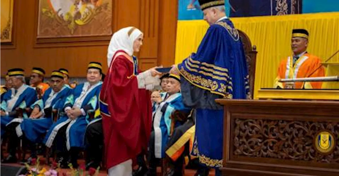 Sultan Nazrin graces USAS 17th Convocation Ceremony