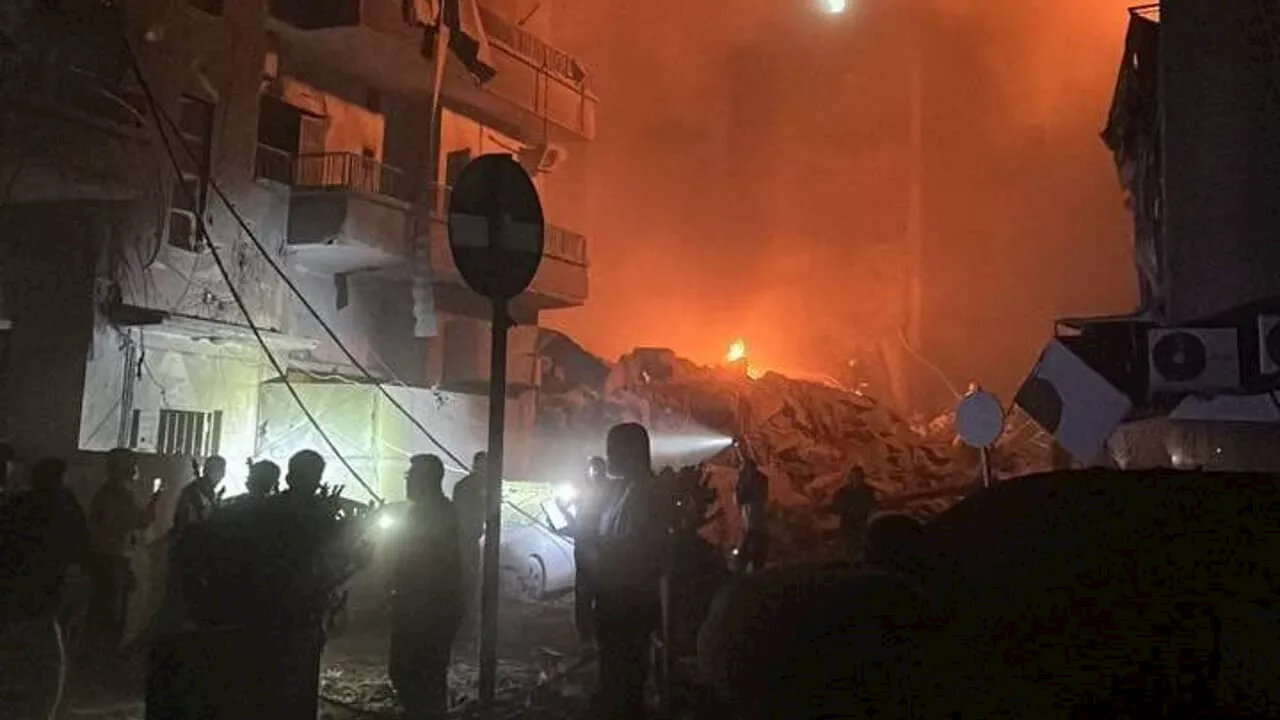 Israele bombarda in Libano, distrutto un edificio a Beirut: ci sono morti e feriti