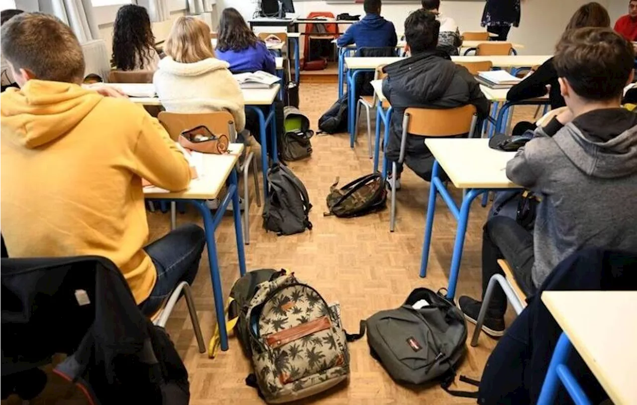 Parents du collège Victor Hugo d'Aulnay-sous-Bois manifestent contre l'absence de professeur de français