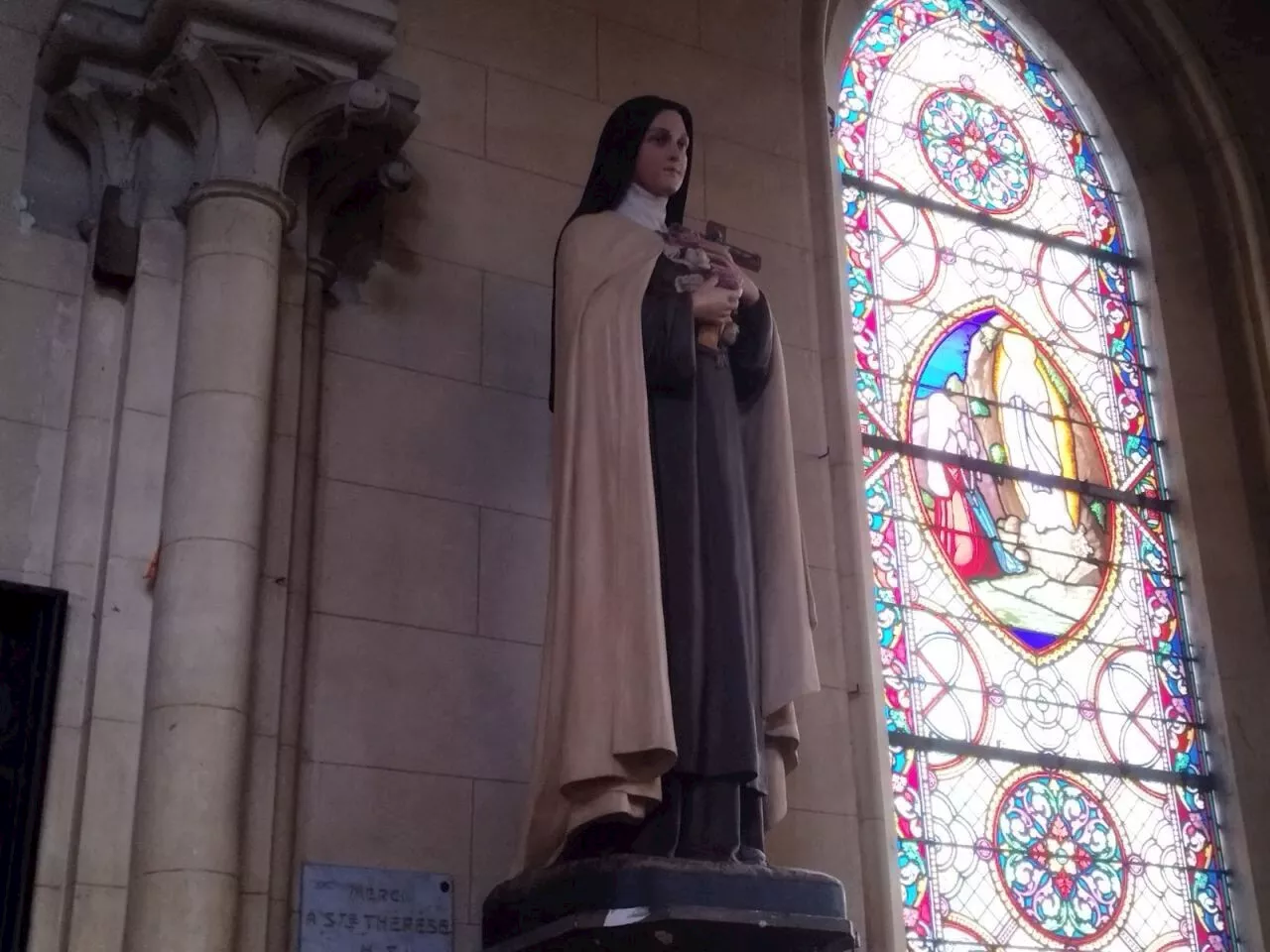 La statue de sainte Thérèse restaurée à l'église Saint-Louis de Saint-Pierre-lès-Elbeuf