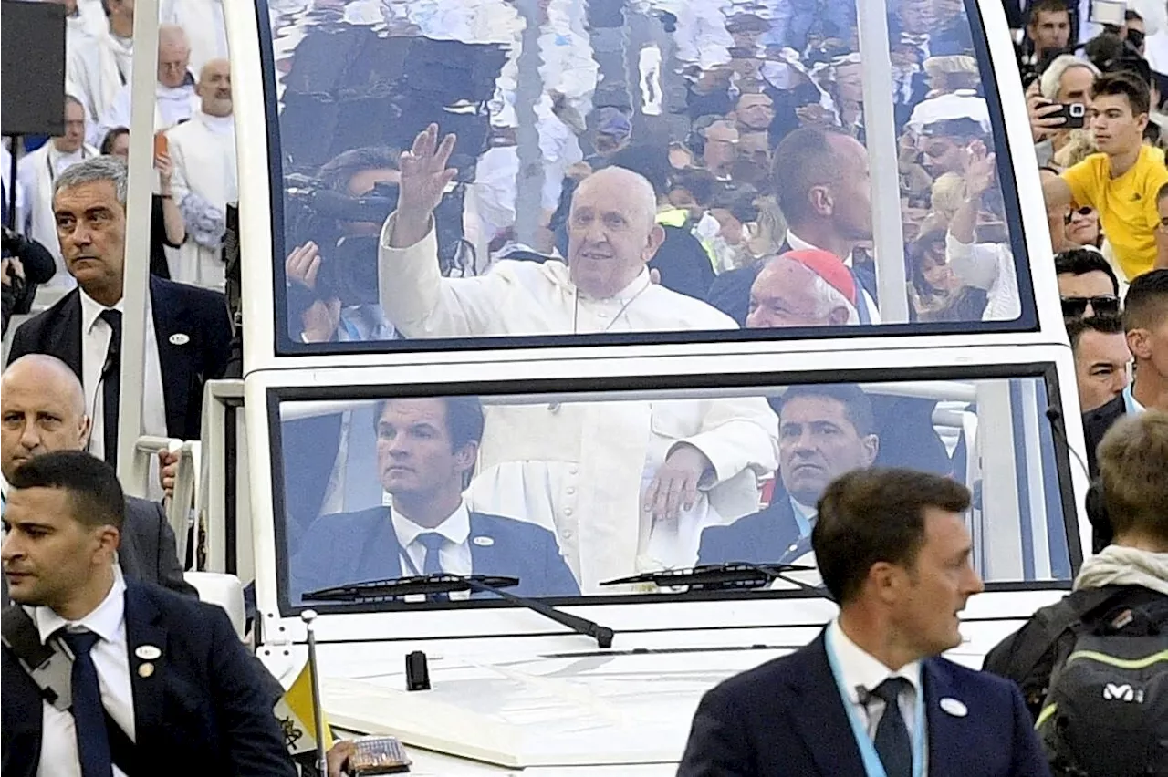 Réouverture de Notre-Dame de Paris : pourquoi l'absence du pape François fait débat ?