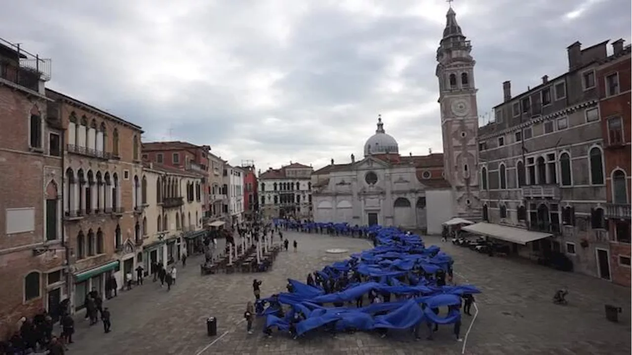 Venezia, 'onda umana' contro la violenza di genere