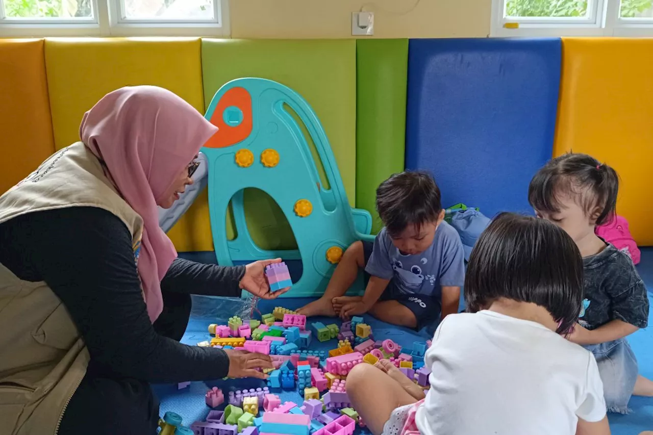 Fasilitator Temani Anak Usia Dini Bermain di Rumah Anak SIGAP