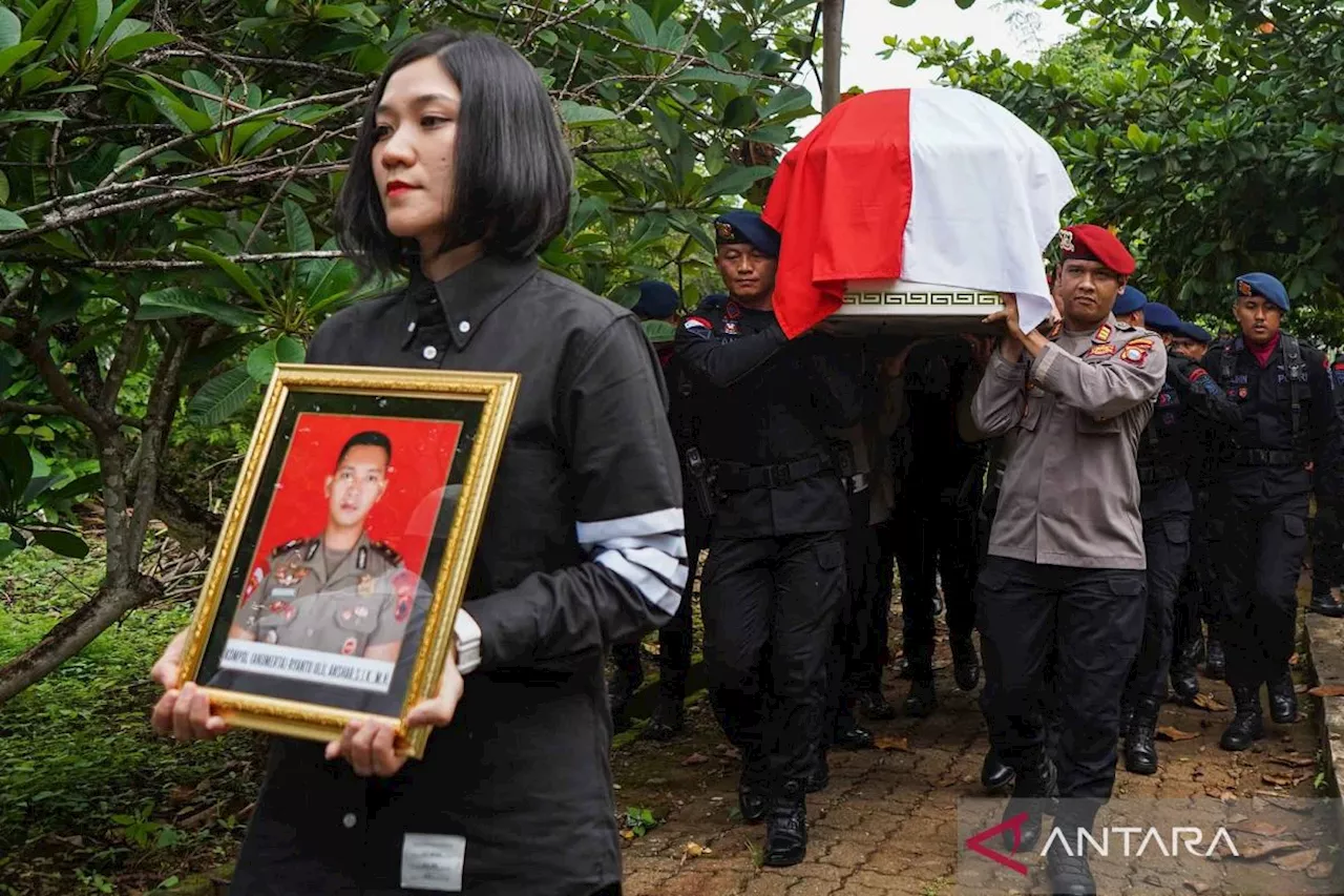 Kompol Anumerta Ryanto Ulil Anshar Dikuburkan di Makassar