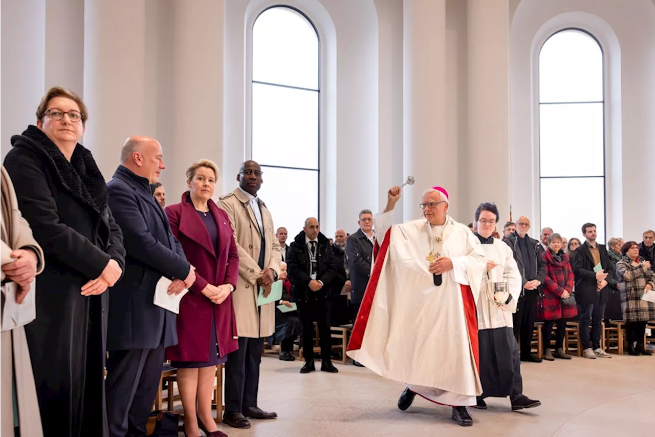 Berlins älteste katholische Kirche nach umstrittenem Umbau in neuem Glanz erstrahlt