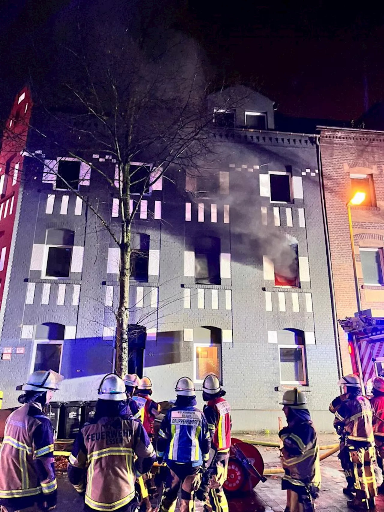 Ausgedehnter Wohnungsbrand in der Nacht - drei verletzte Personen