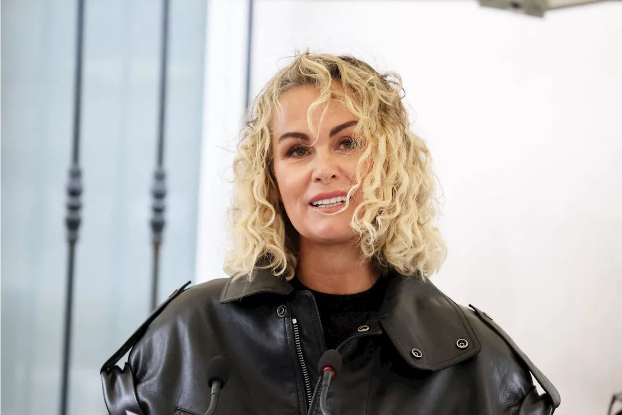 Laeticia Hallyday : elle se prend une balle perdue dans Quelle époque !, petit rictus de Léa Salamé