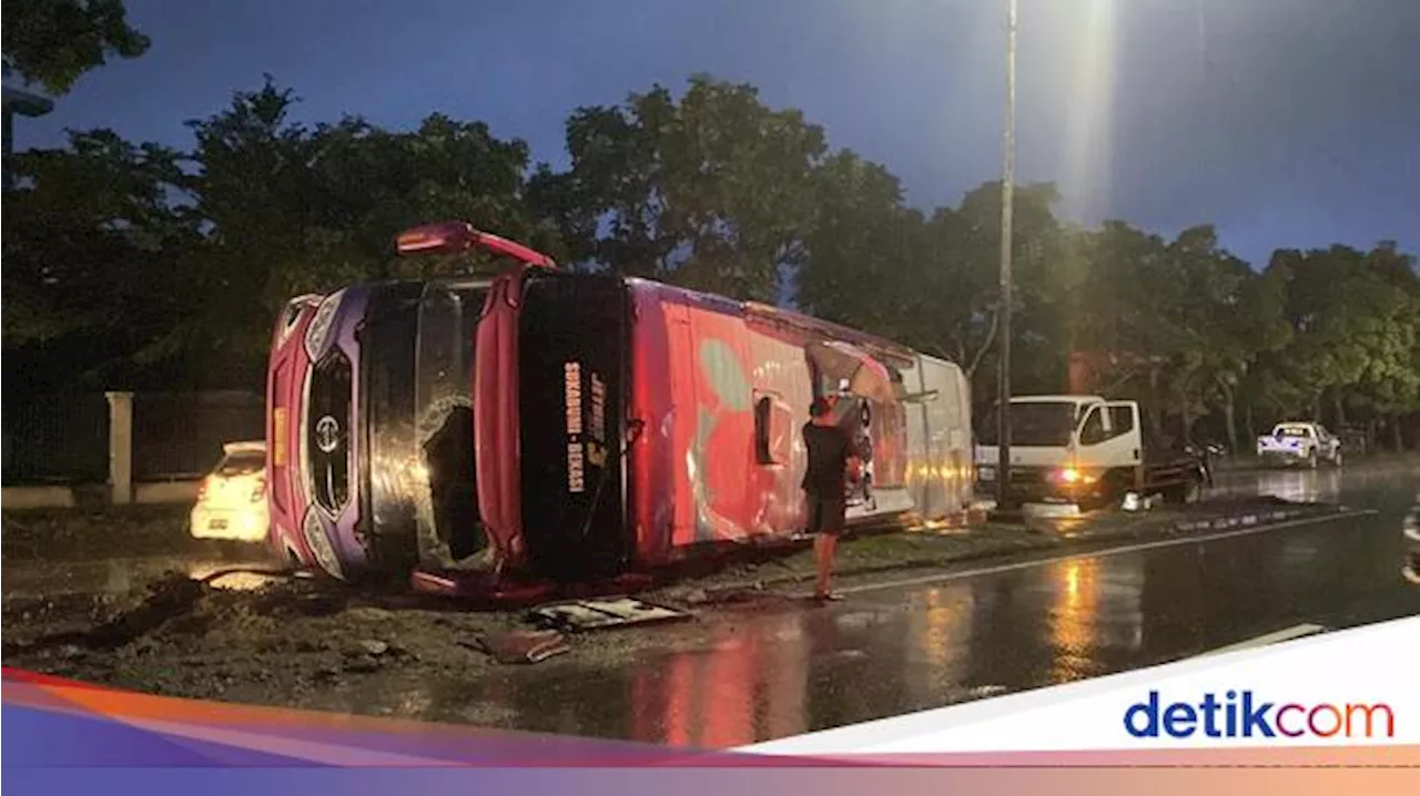 Bus Terguling di Lingkar Selatan Sukabumi, 10 Penumpang Terluka