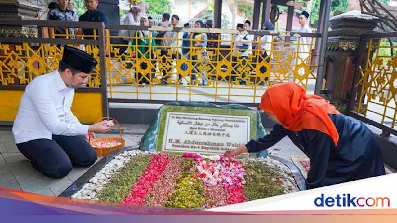 Isi Masa Tenang, Khofifah-Emil Ziarah ke Makam Pendiri NU-Gus Dur