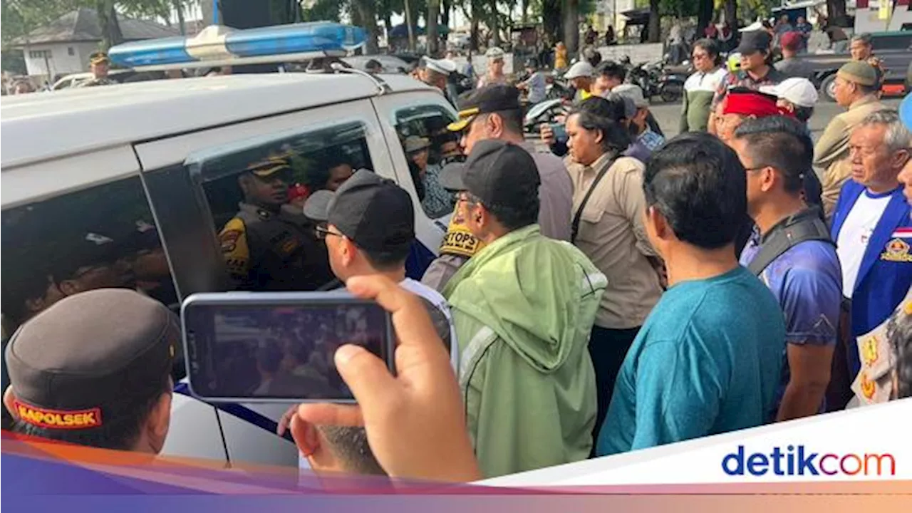 Massa Hadang Mobil 'Inafis' yang Bawa Rohidin Mersyah Usai Diperiksa KPK