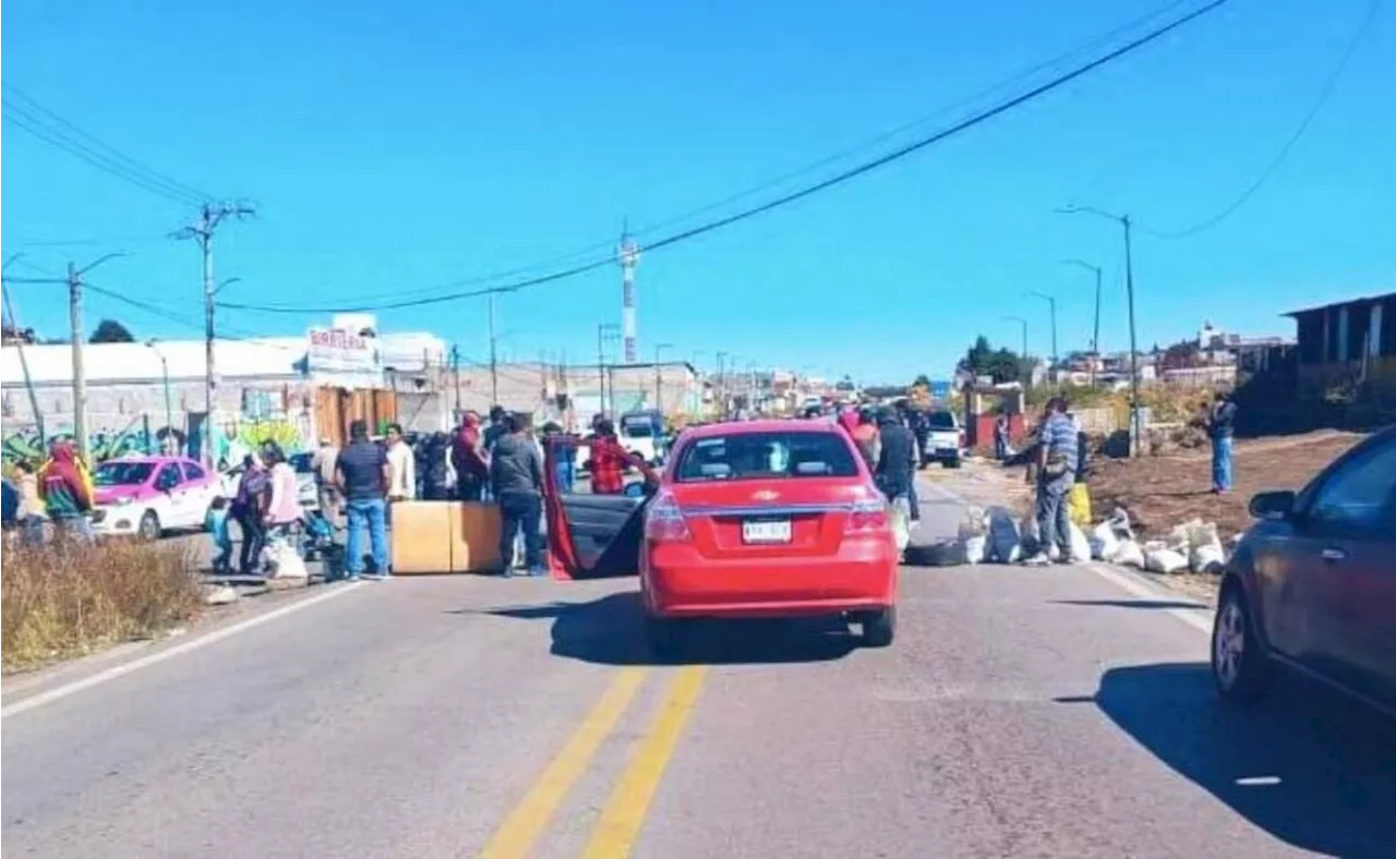 Habitantes bloquean carretera libre México-Cuernavaca; exigen que autoridades resuelvan temas de inundaciones