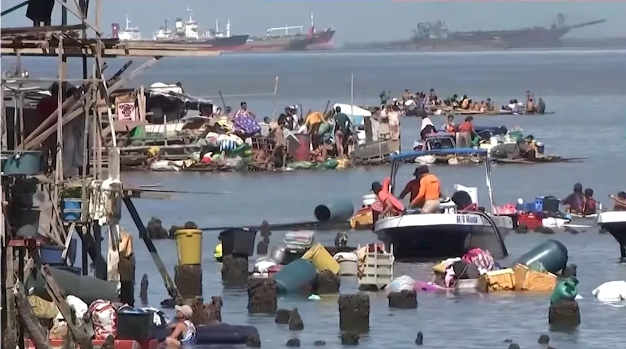 Residents take to the water to escape massive Tondo fire