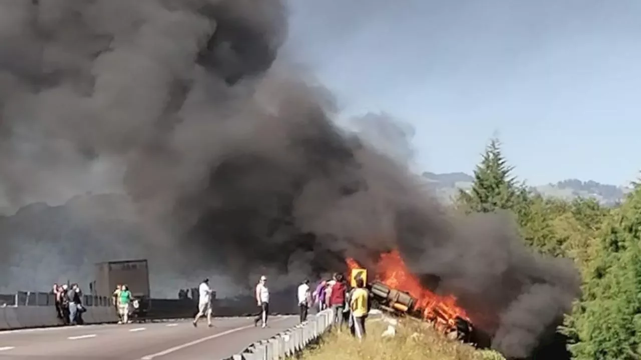 Pipa se incendia en autopista Xalapa-Perote y desquicia el tráfico; se reporta un fallecido