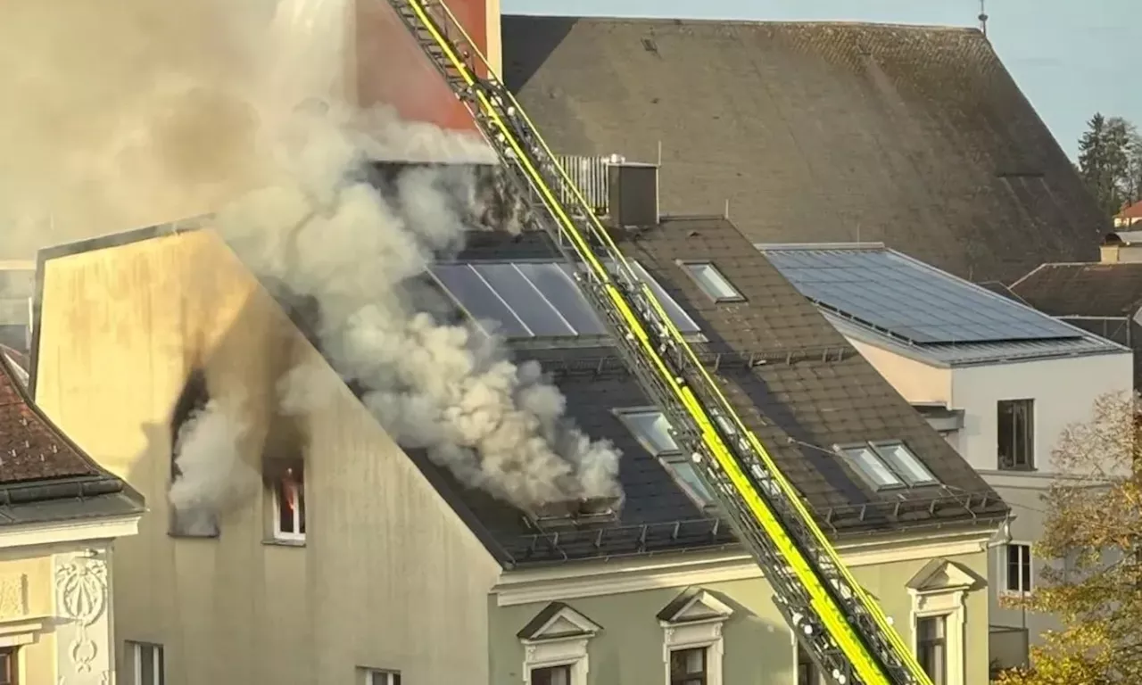  Mitten im Stadtzentrum – Gebäude geht in Flammen auf