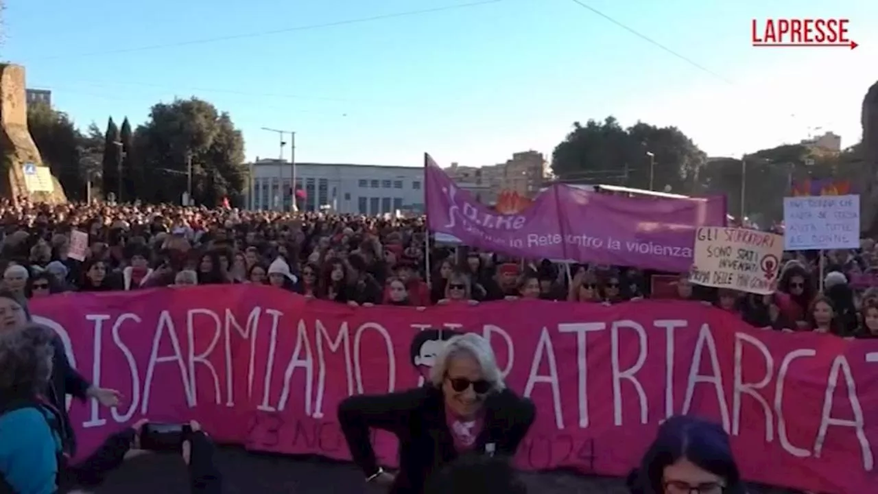 Roma, migliaia in corteo per 'Non una di meno': 'Disarmiamo il patriarcato'