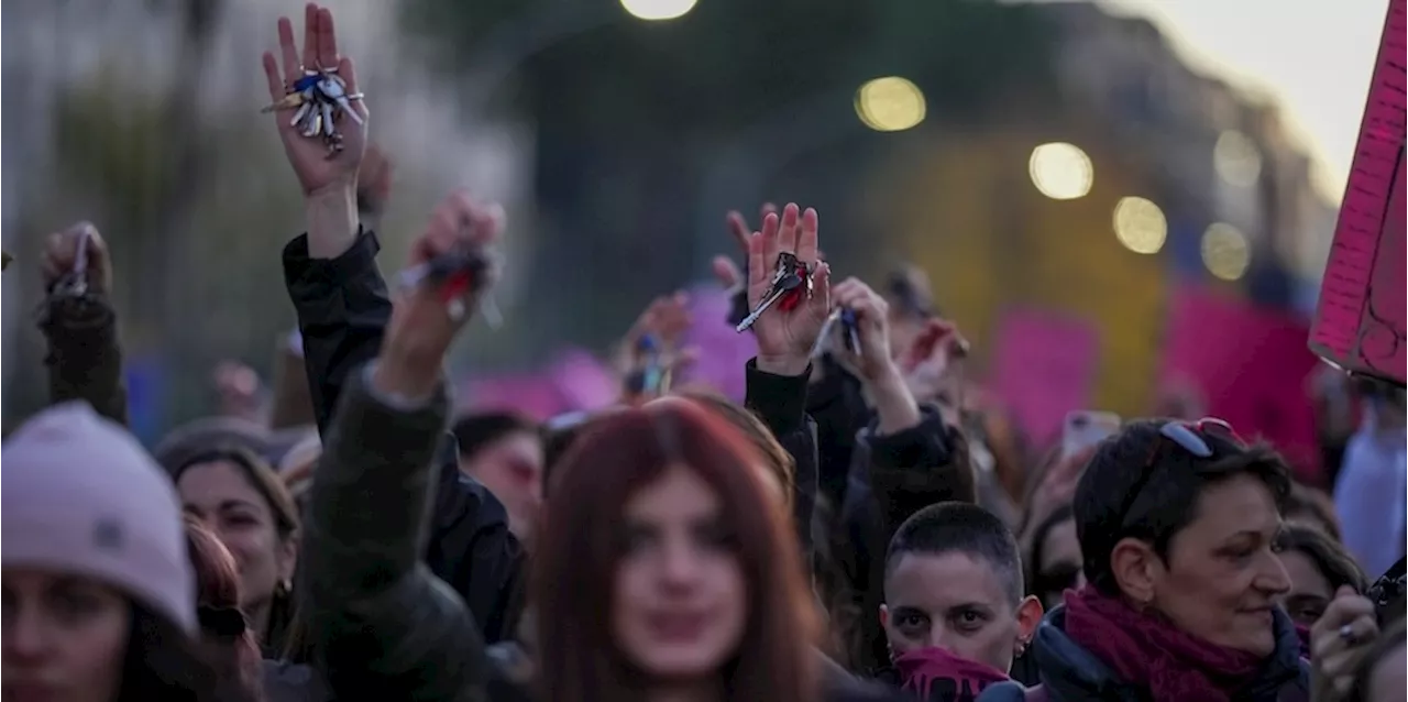 Le foto della manifestazione femminista di Non una di meno a Roma