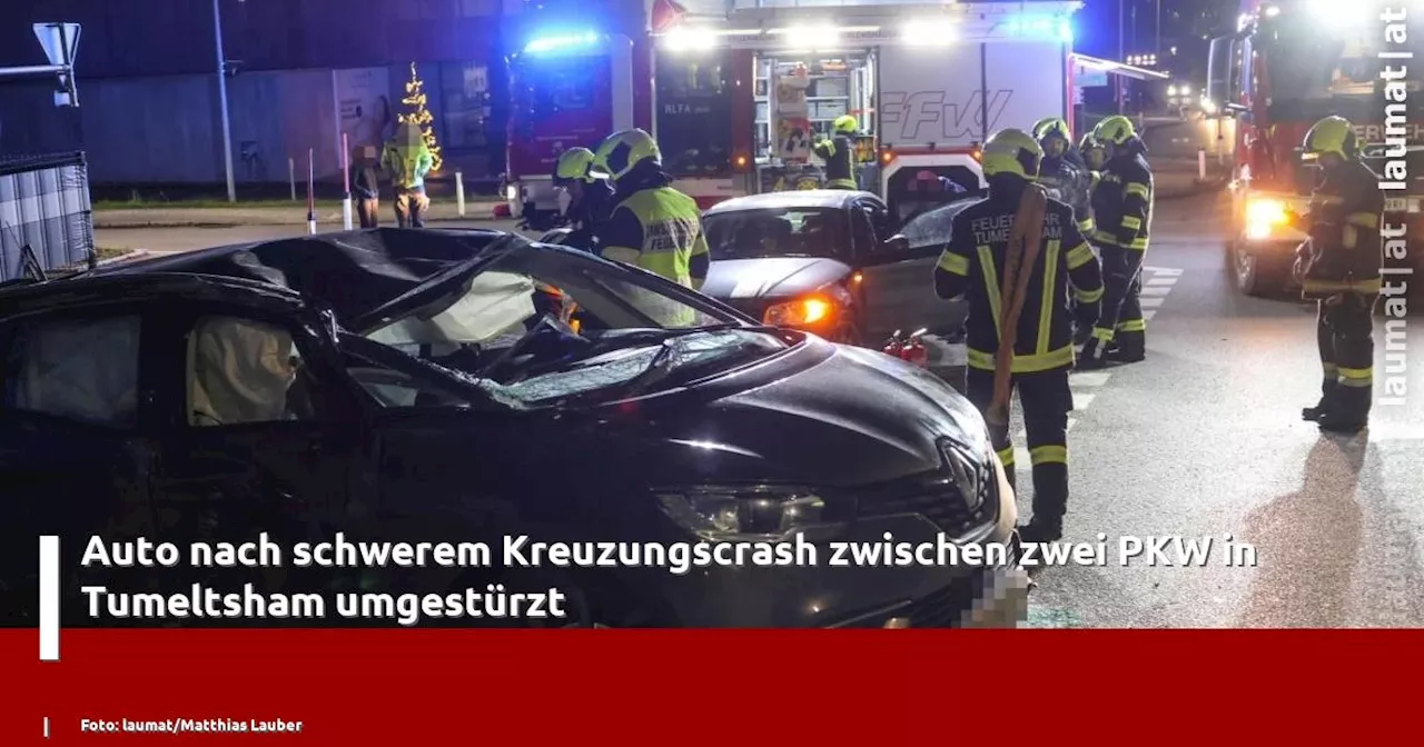 Auto nach schwerem Kreuzungscrash zwischen zwei PKW in Tumeltsham umgestürzt