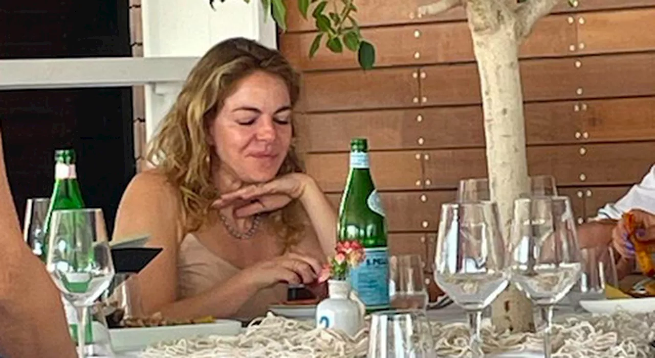 Claudia Gerini, pranzo e relax in spiaggia a Ostia. Le foto