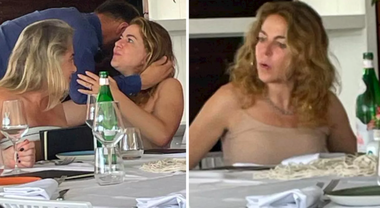 Claudia Gerini, relax e pranzo in spiaggia con gli amici a Ostia