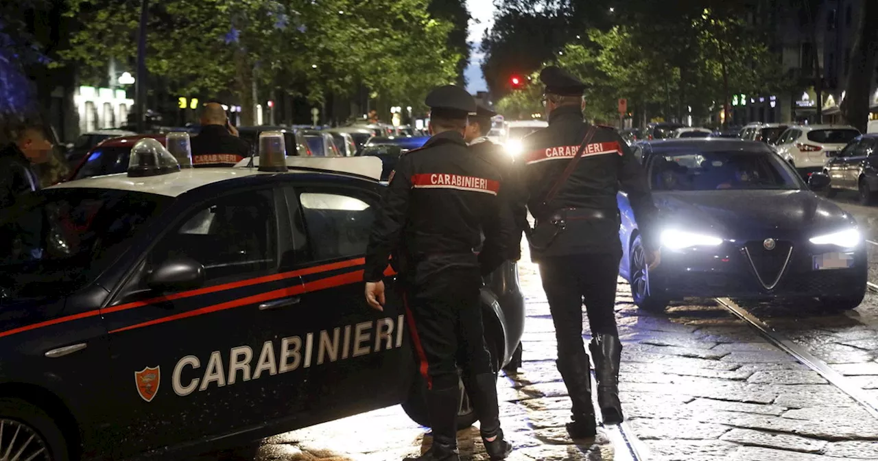 Milano, non si fermano all&#039;alt e si schiantano dopo l&#039;inseguimento: un morto