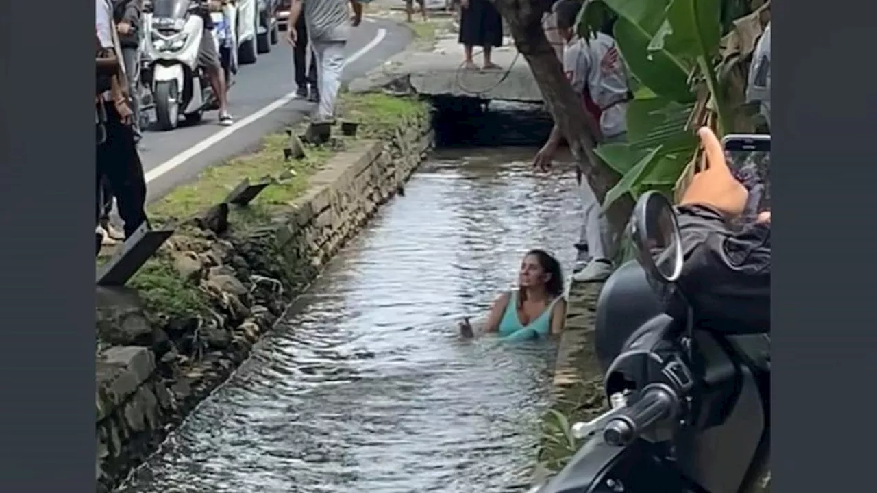 Heboh Wanita Turis Asing Berendam di Selokan di Bali sampai Bikin Jalanan Macet