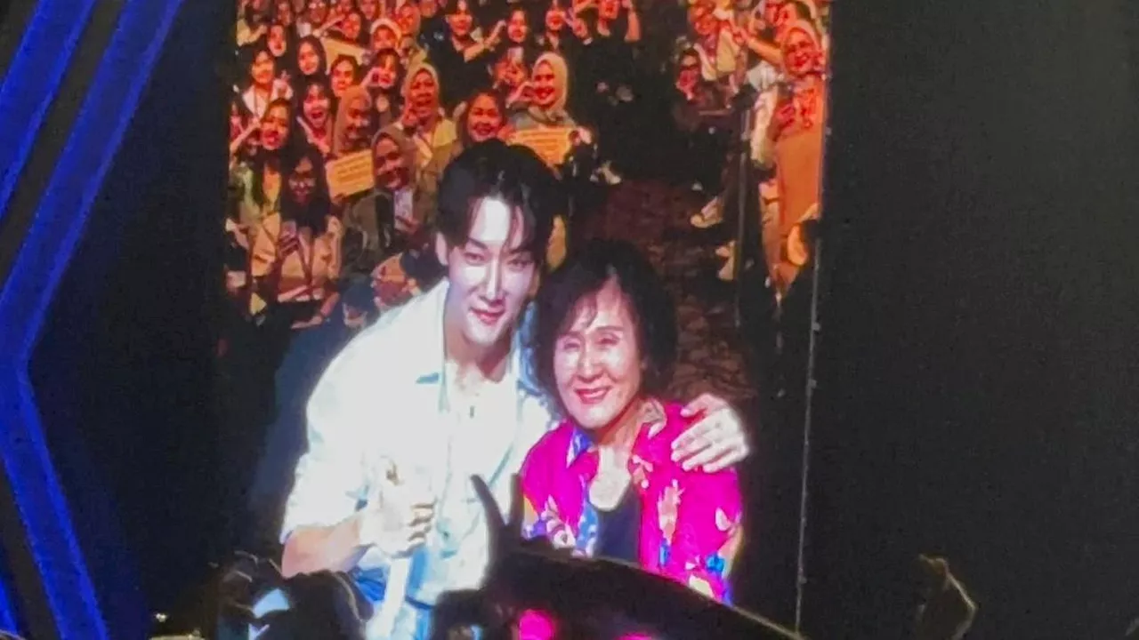 Momen Manis Choi Jin Hyuk Hadirkan Ibunda dalam Fan-Con Jakarta: Ibu Senang kan?