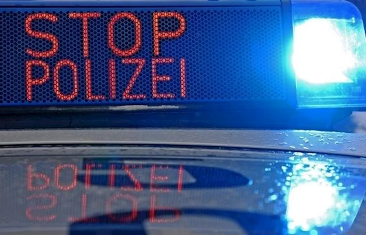 Freund fuhr betrunken und ohne Führerschein gegen Mauer – Autobesitzer schlief auf der Rückbank