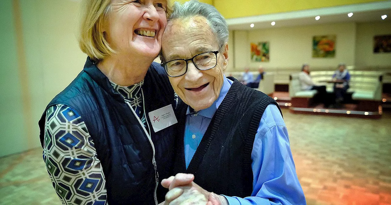 Tanzen gegen das Vergessen: 100-jähriger Gütersloher schwingt noch das Tanzbein