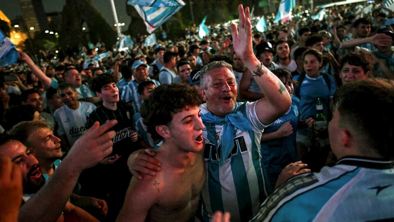 Como en 2001, la hinchada de Racing llenó dos canchas: Asunción y Avellaneda