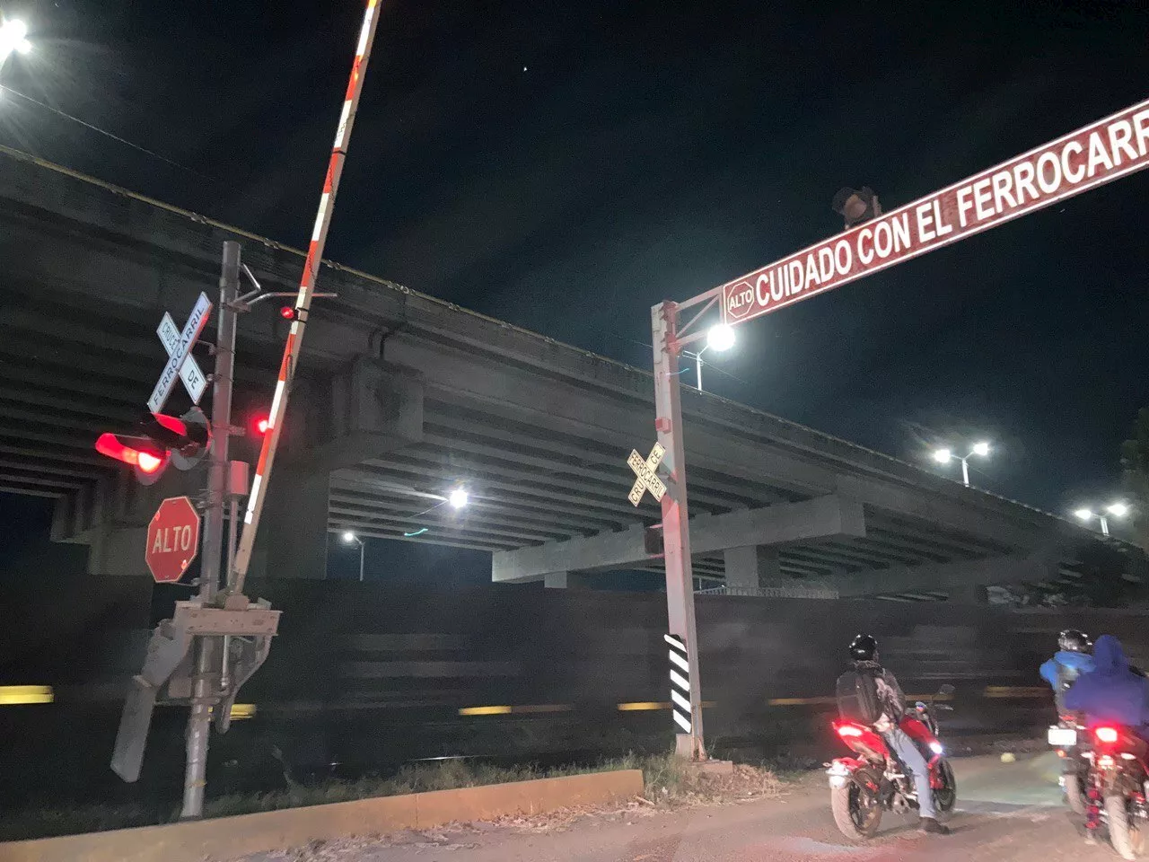 Averías en plumas de control de tráfico del cruce del tren en Silao preocupan a usuarios