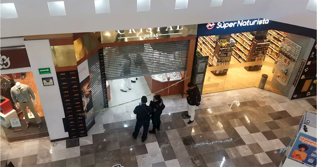 Sujetos asaltan joyería en centro comercial de CdMx y toman más de 50 relojes; caen 2