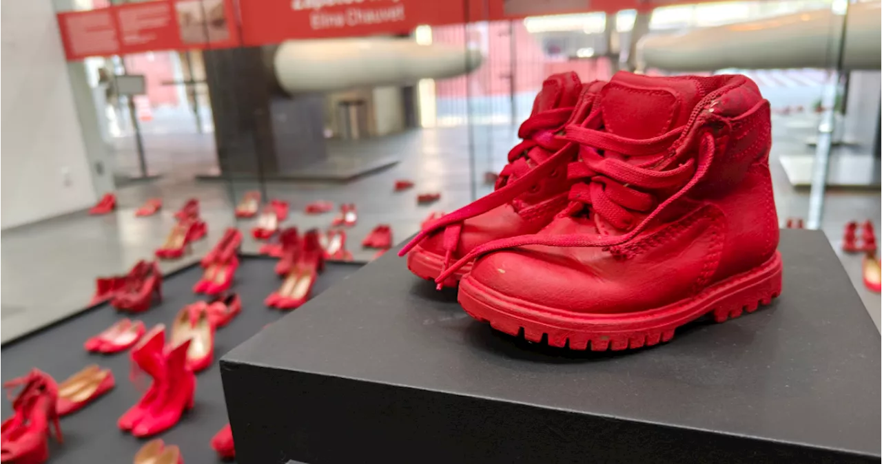 'Zapatos Rojos' llega al Museo Memoria y Tolerancia, denuncia la violencia de género