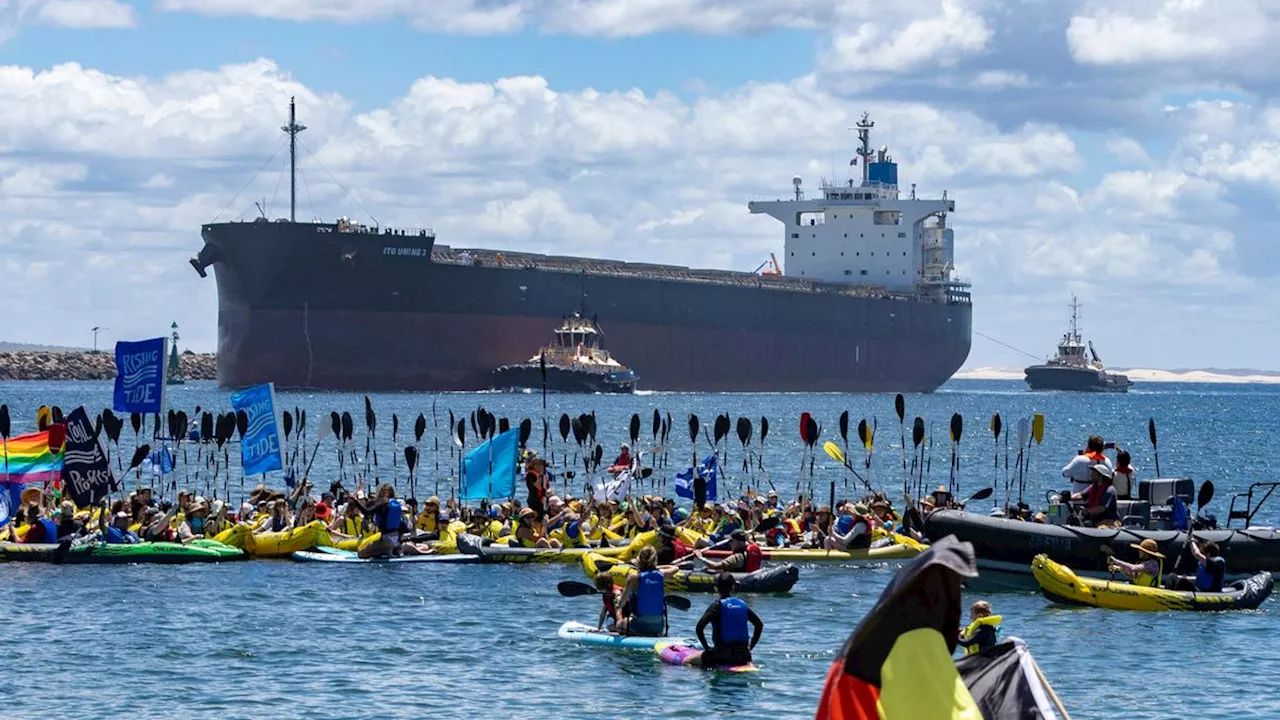 Newcastle an der Ostküste Australiens: Klimaschützer hindern Frachter an Einfahrt in Kohlehafen