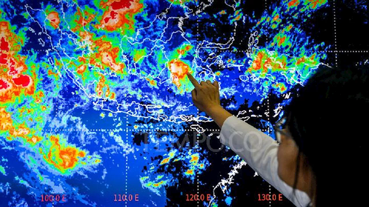 BMKG Prakirakan Cuaca Sebagian Kota Besar Indonesia Hujan Ringan Disertai Petir