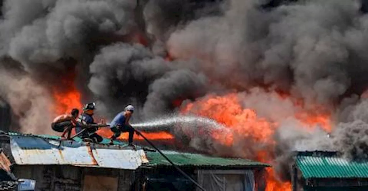 Thousands left homeless as fire tears through Manila