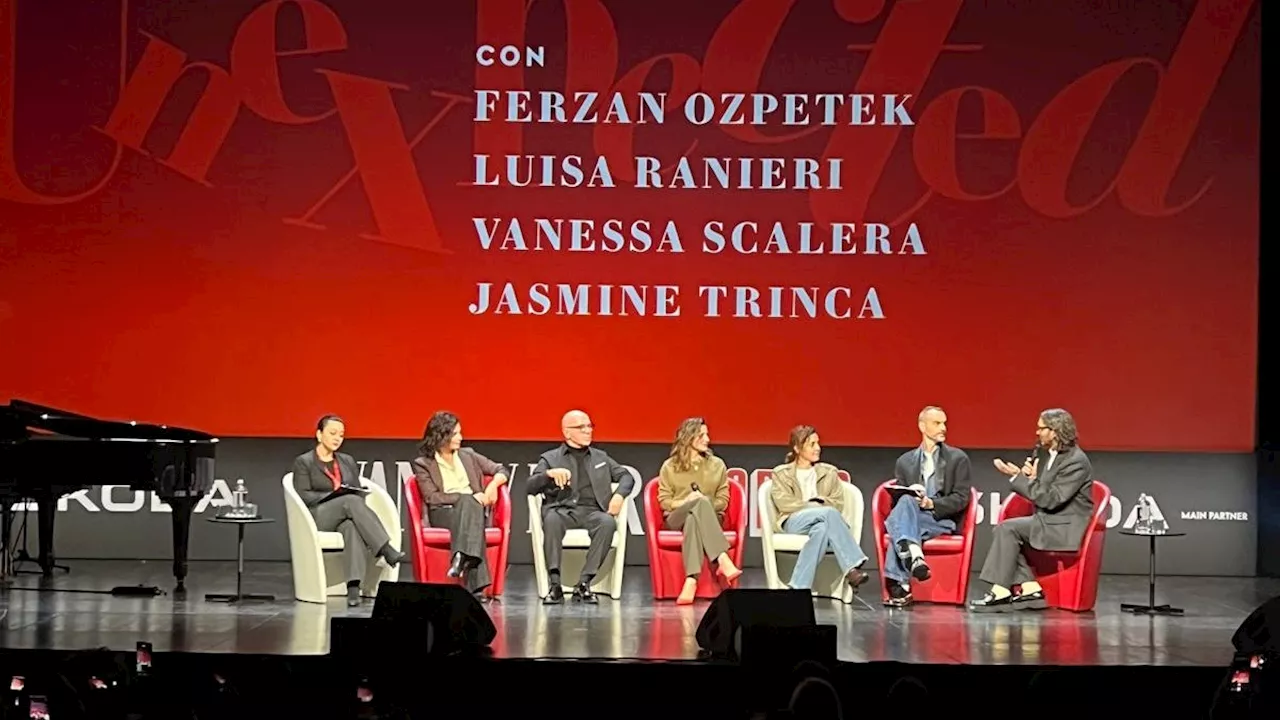 Ferzan Ozpetek sul palco del Vanity Fair Stories insieme a tre delle protagoniste Jasmine Trinca, Luisa Ranieri e Vanessa Scalera: l'ultimo film, Diamanti, sarà nelle sale a Natale