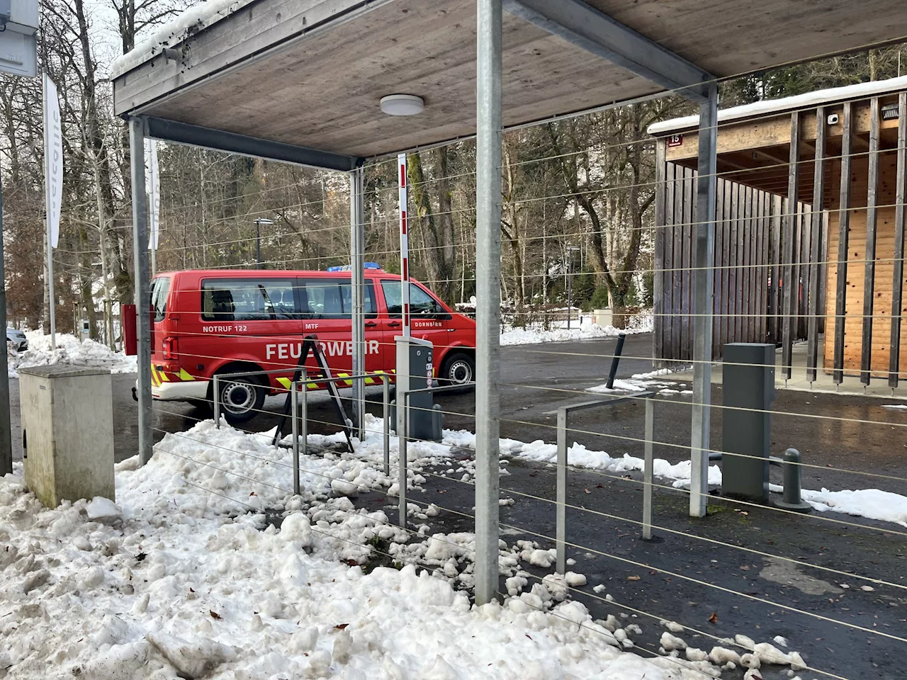 Brand auf Campingplatz in Dornbirn - Kleinbus total zerstört