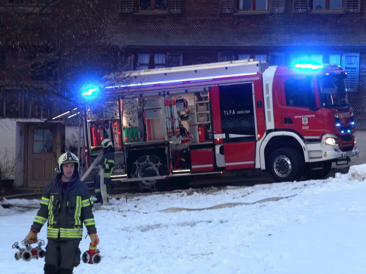 Heizlampe verursacht Feuer in Egger Stall