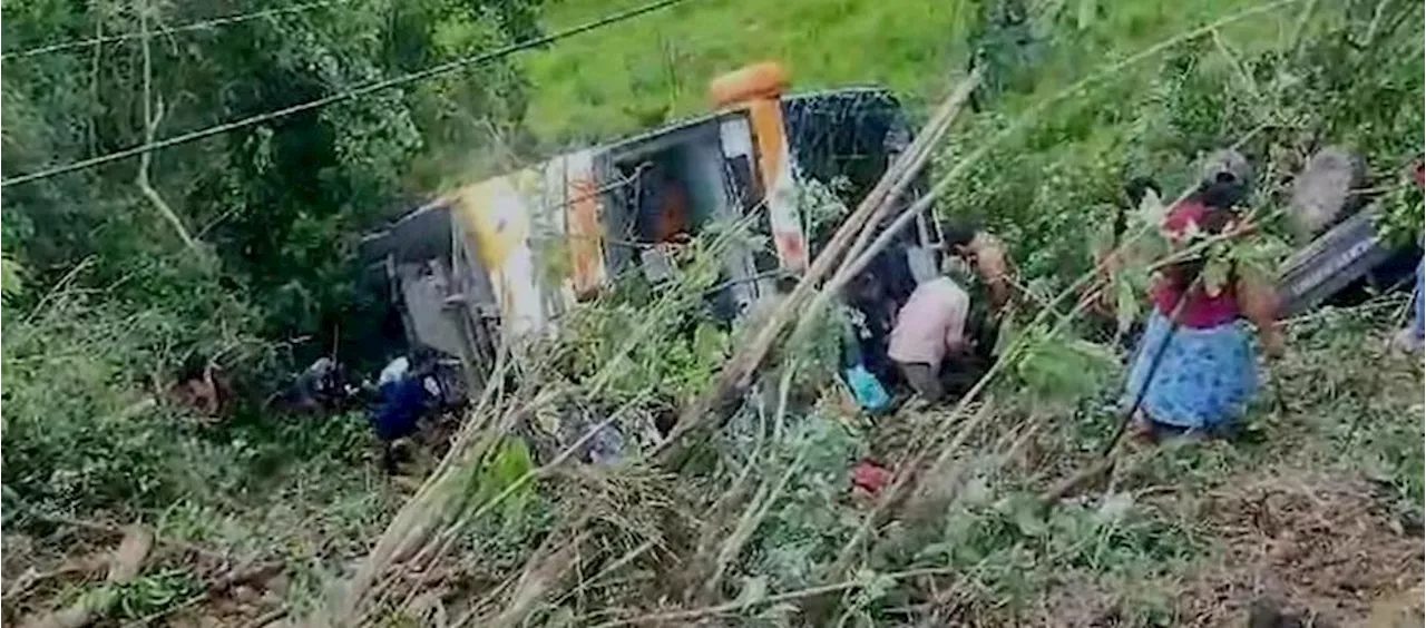 Tragedia en Perú: Autobús con escolares cae en abismo, 11 muertos