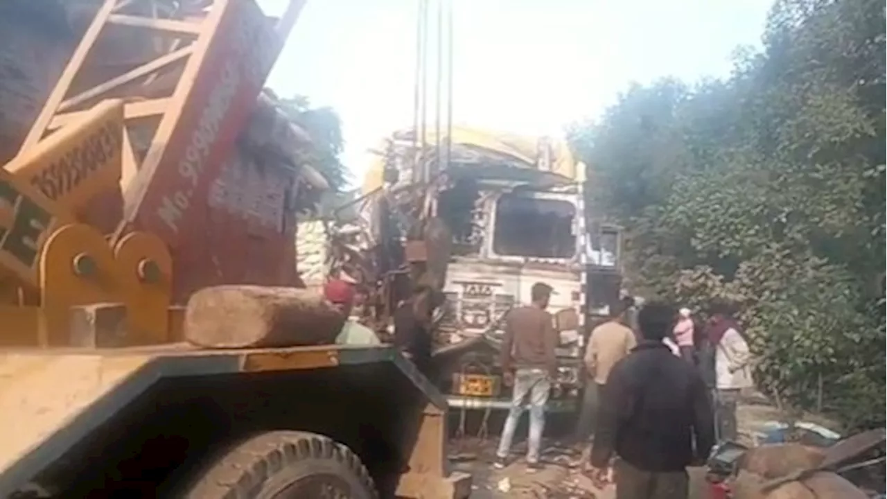 कोहरे के कारण NH-730 बड़ा हादसा, दो ट्रक और बस की टक्कर, दो चालकों की मौत, 6 घायल