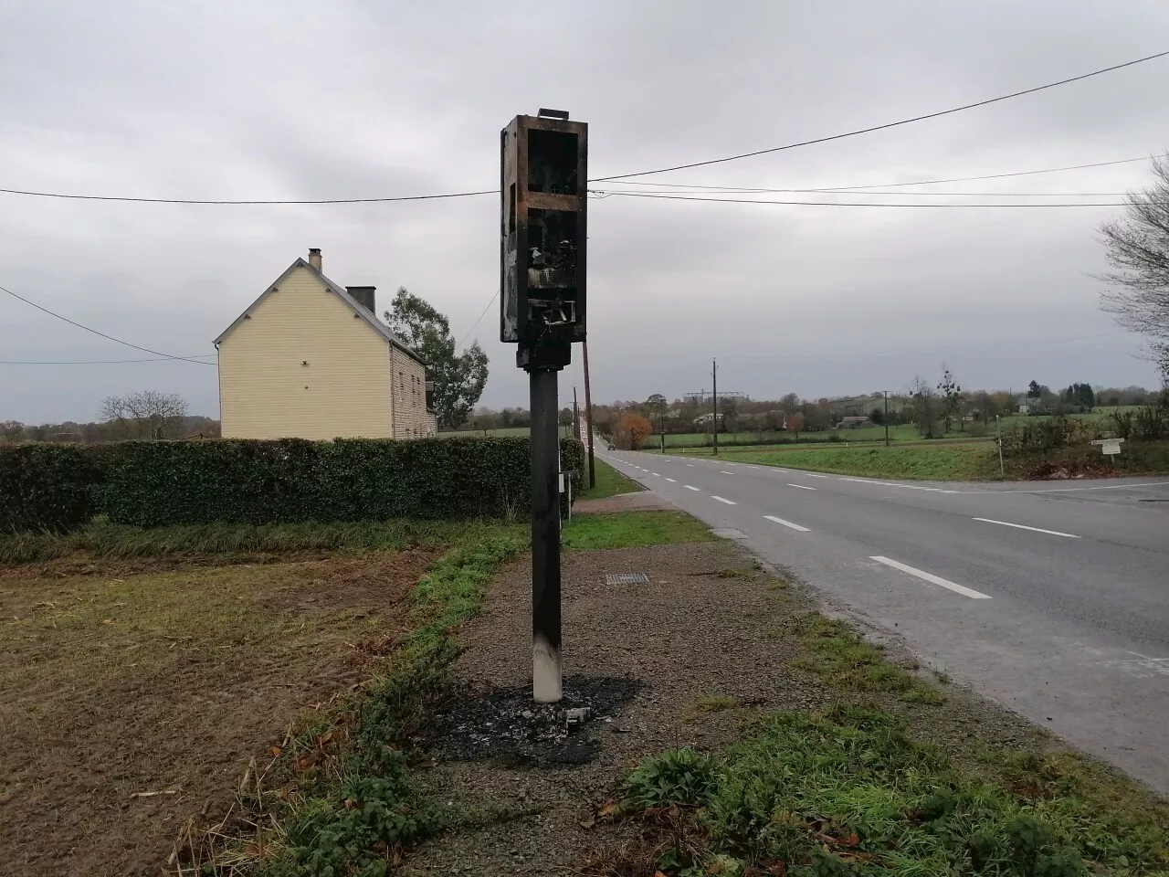 Nouvelle série d'attaques en Normandie : ce radar tourelle du Calvados brûlé