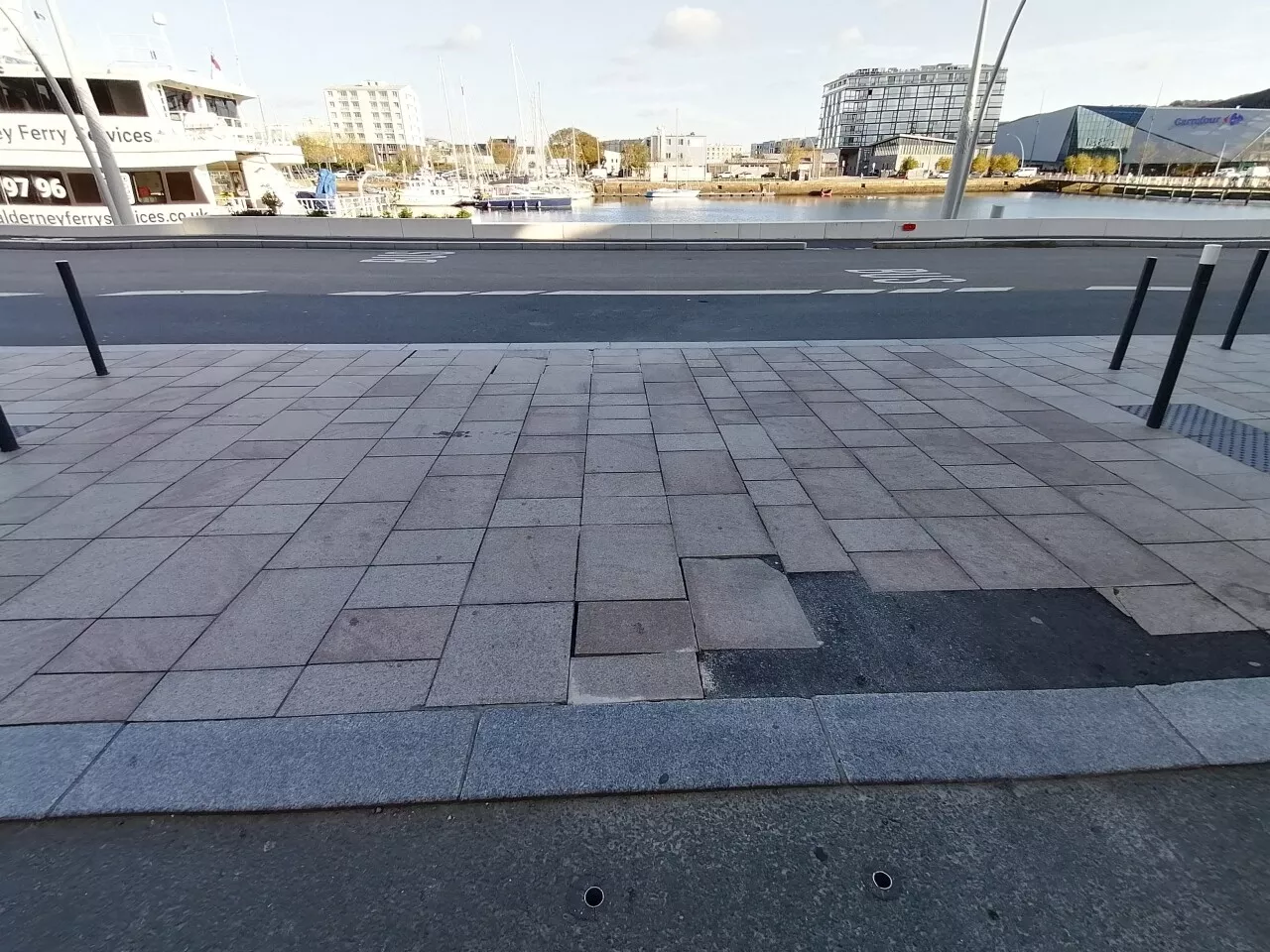 Quelques dallages en granit (déjà) à refaire sur les quais de Cherbourg