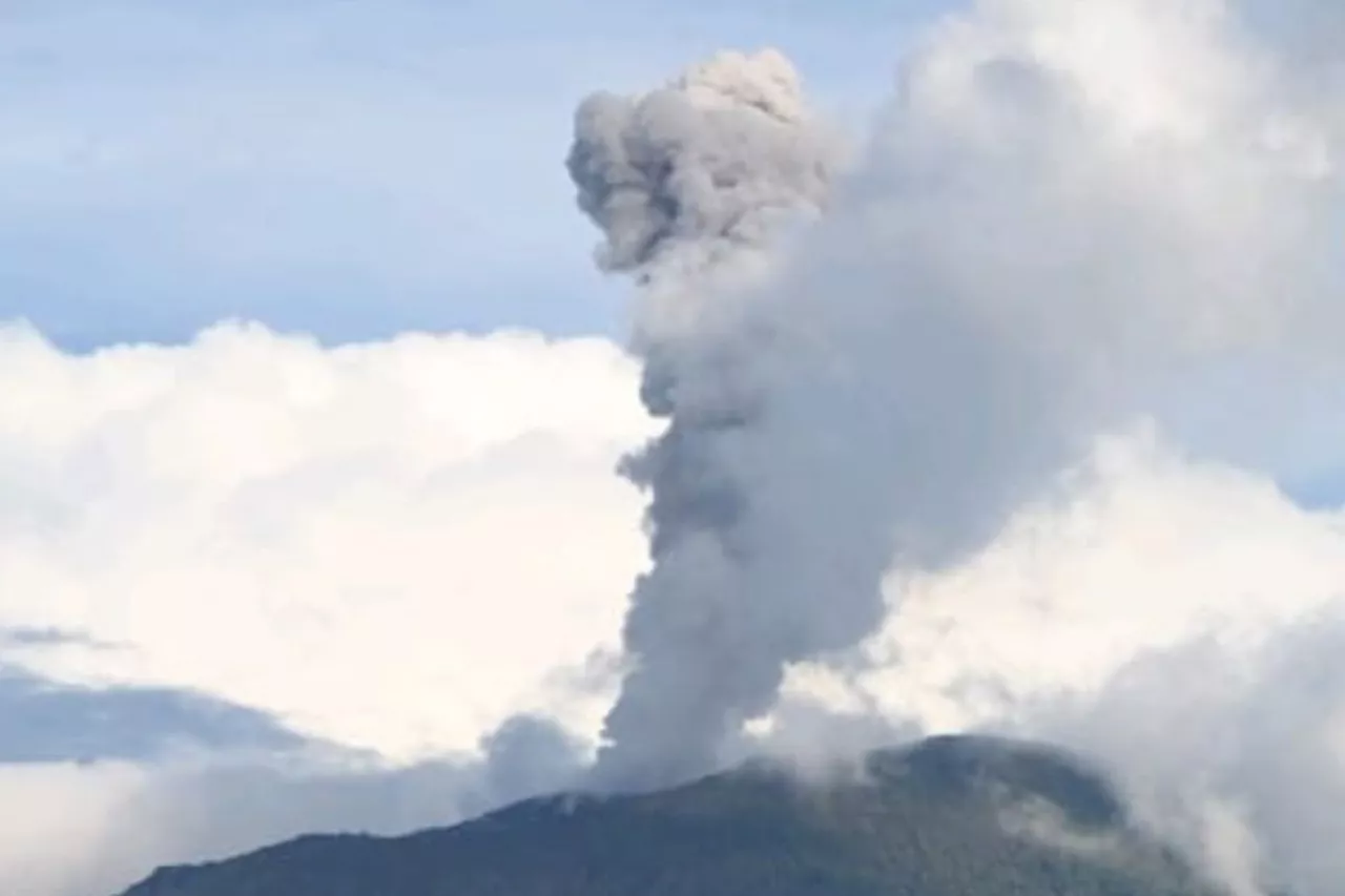 Gunung Ibu kembali erupsi luncurkan abu setinggi 1,2 km