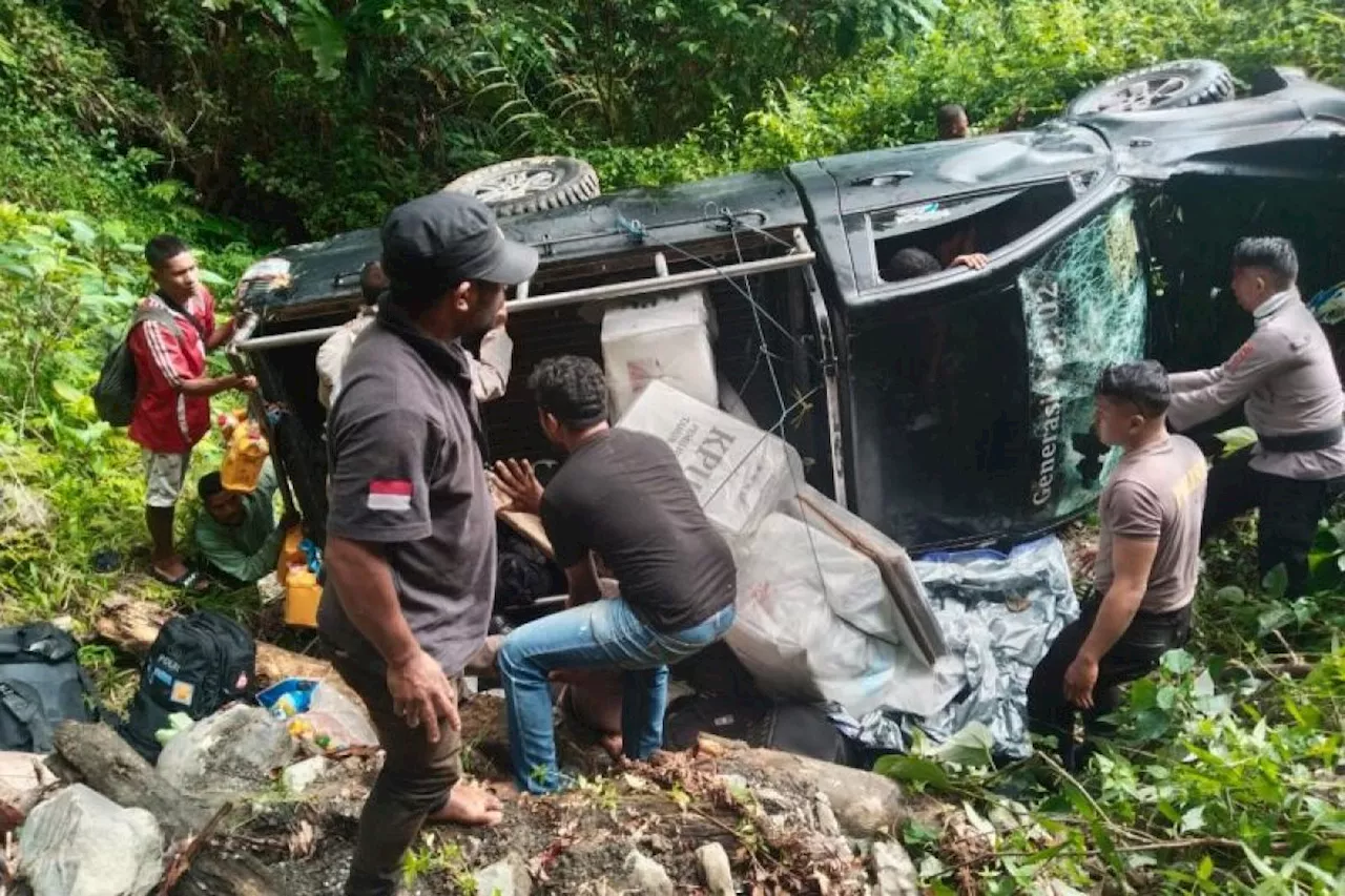 Mobil angkut logistik Pilkada terbalik di Buru empat polisi luka-luka